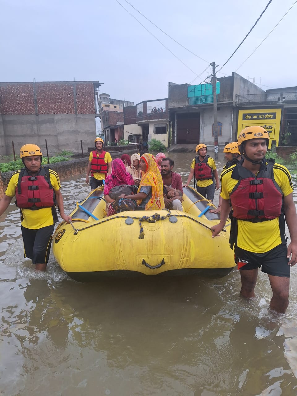 Flood in laksarHaridwar, हरिद्वार- लक्सर में सलोनी नदी का बंधा टूटने से बाढ़ की स्थिती कई लोग गहरे पानी में फंसे।