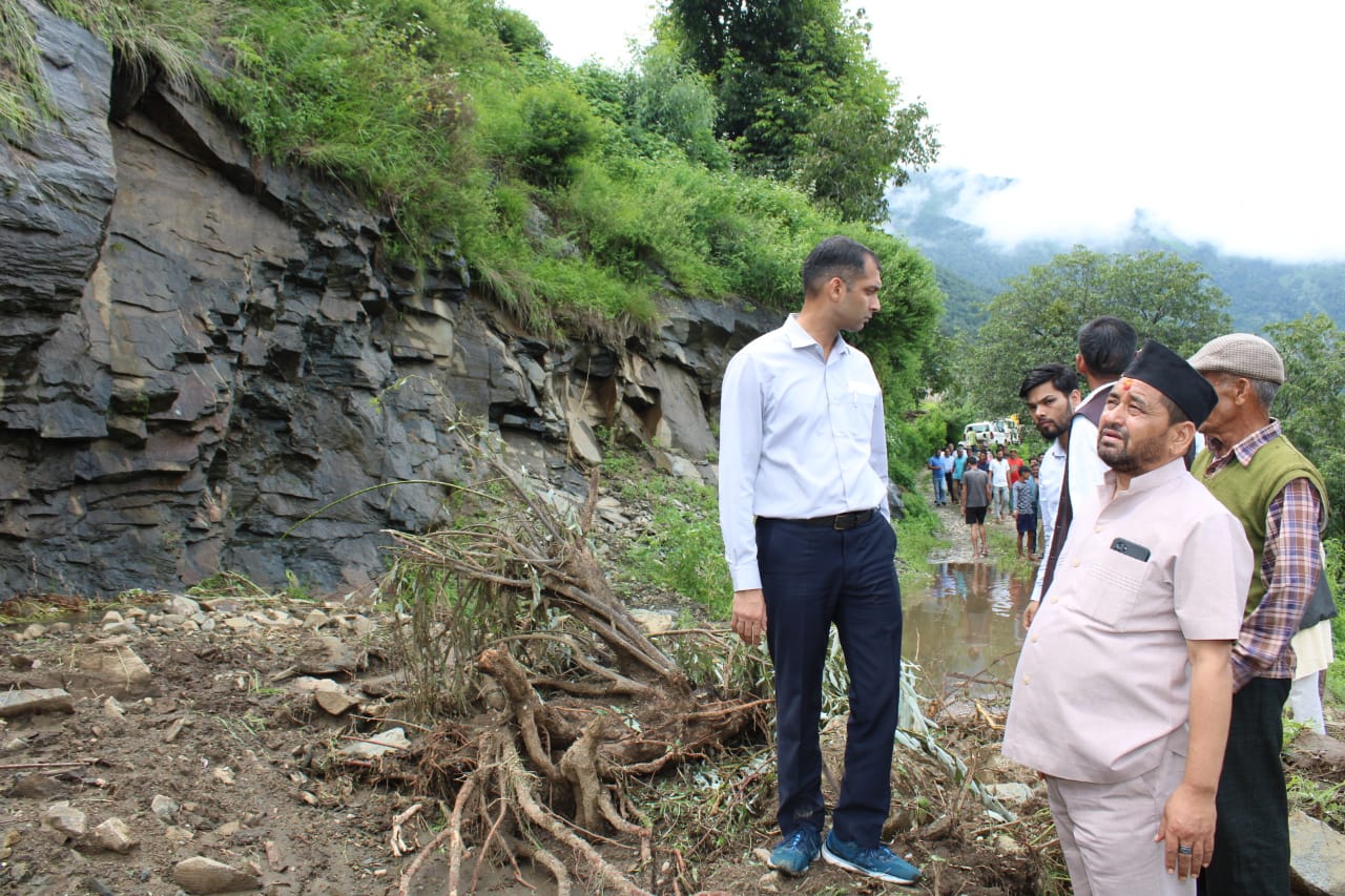 Uttarkashi district, जिलाधिकारी और विधायक ने किया आपदा ग्रस्त क्षेत्रों का दौरा।