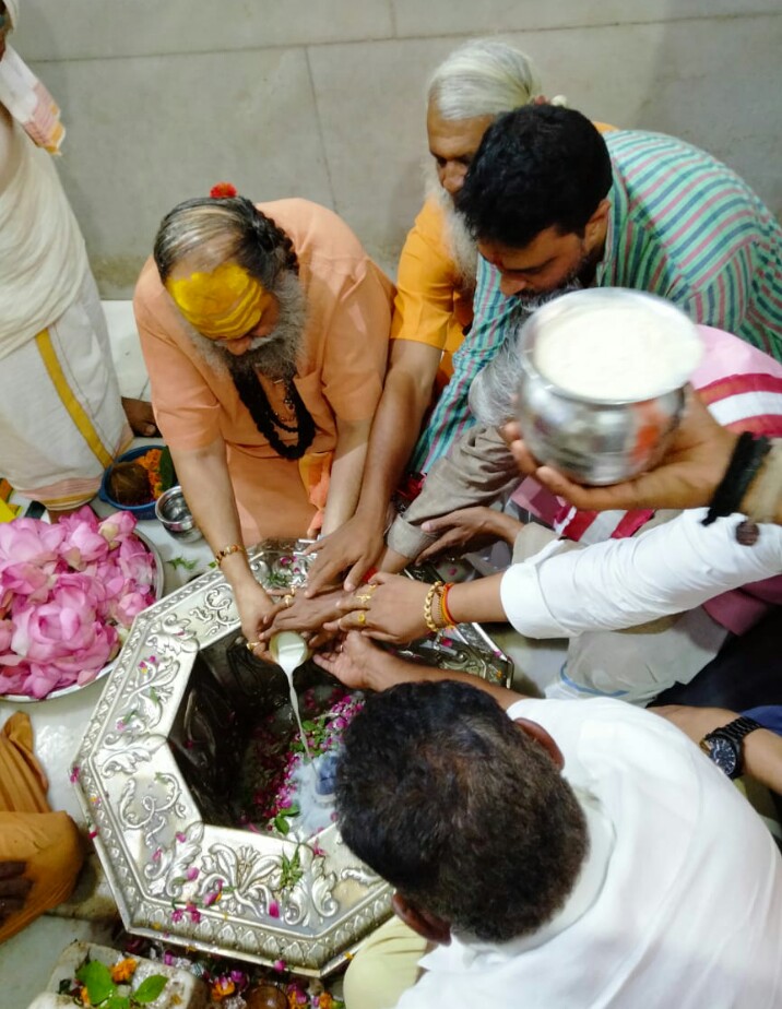 श्रीमहंत नारायण गिरी महाराज की देखरेख में भगवान शिव का जलाभिषेक