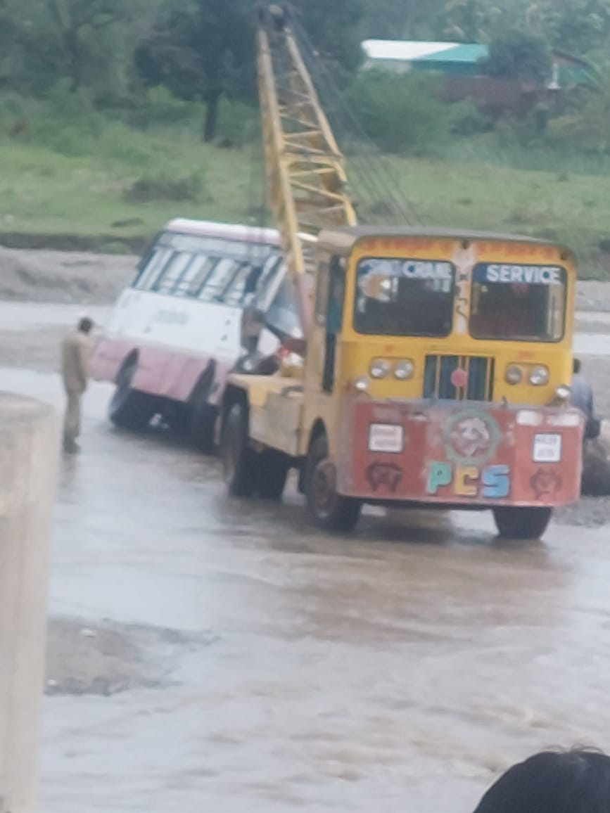 नदी में फंसी बस,22 यात्री थे सवार,हरिद्वार में हुई बारिश के बाद हुई घटना