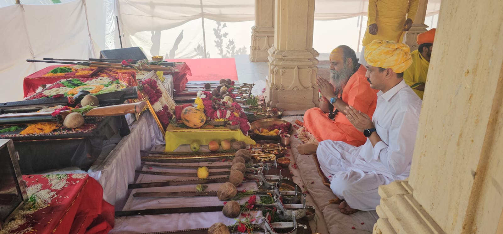 Sanatan tradition,सनातन परंपरा में शस्त्र और शास्त्र दोनों का बहुत महत्व - महन्त नारायण गिरी