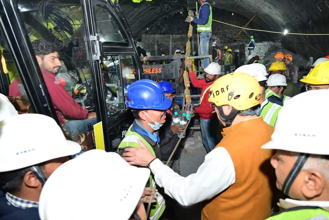 Uttarakhand,उत्तराखंड के मुख्यमंत्री पुष्कर सिंह धामी ने टनल के अंदर फंसे मजदूरों से संचार तंत्र के माध्यम से बातचीत की
