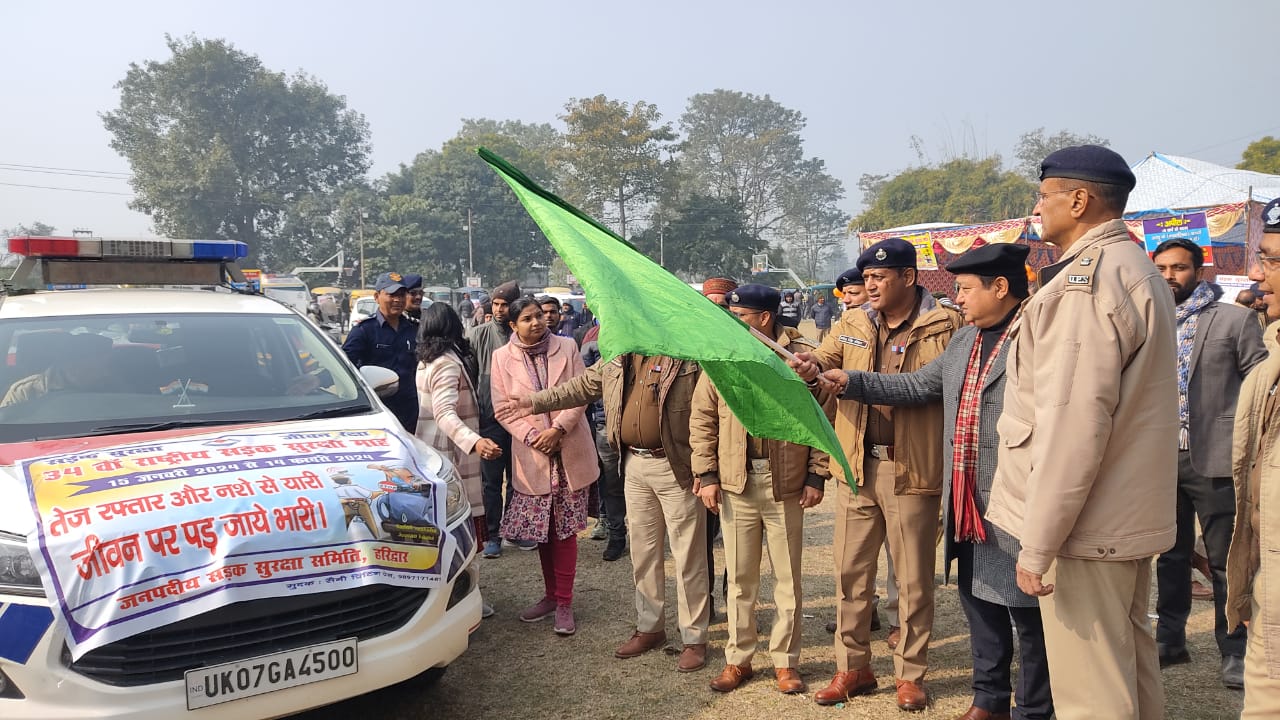 जिलाधिकारी और एसएसपी ने सुरक्षा जागरूकता रैली को हरी झण्डी दिखाकर रवाना किया।