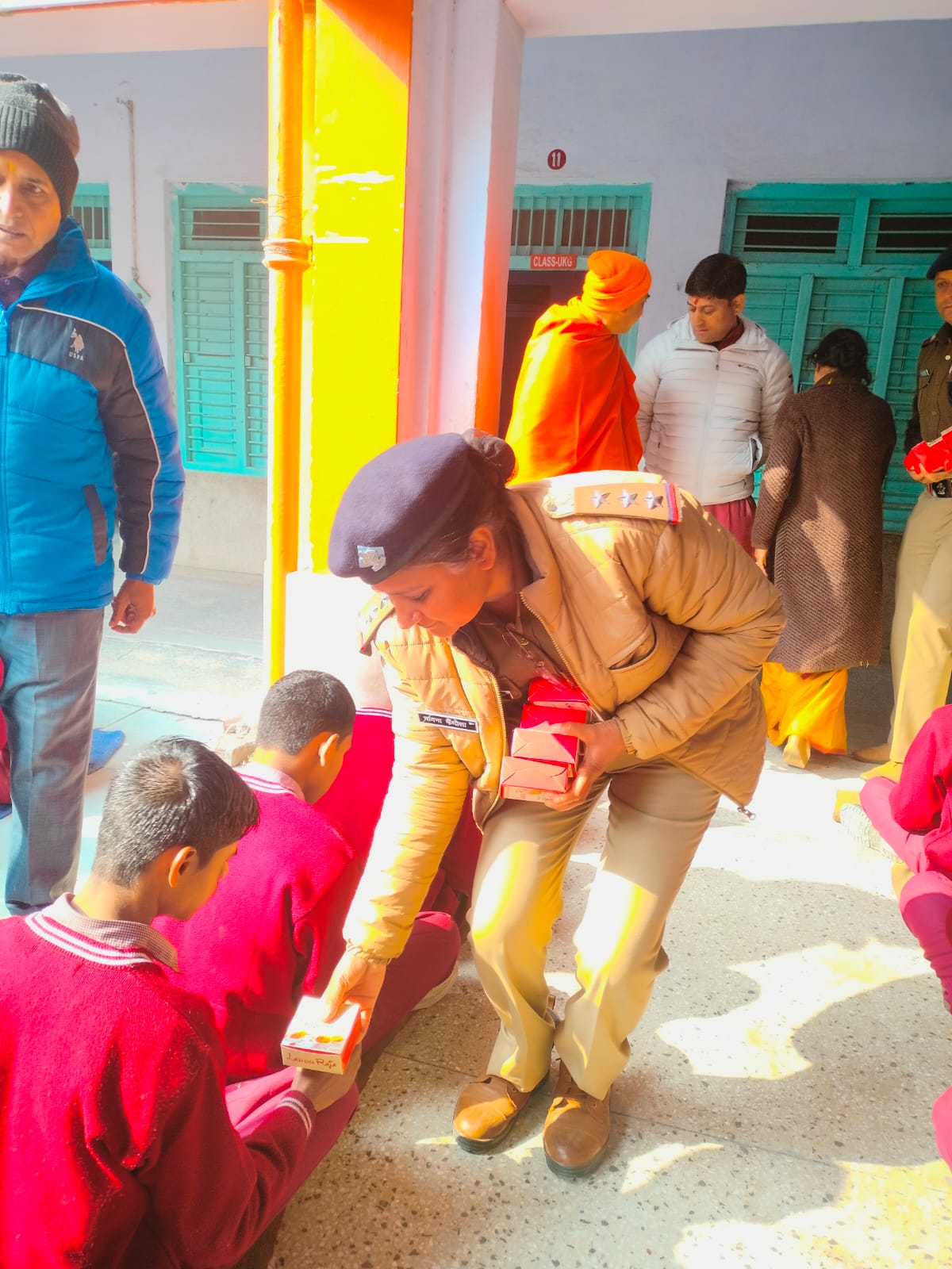 The blind school, दृष्टिबाधित सहित सामान्य बच्चों से मिलने अंधविद्यालय पहुंचे एसएसपी प्रमेन्द्र डोबाल