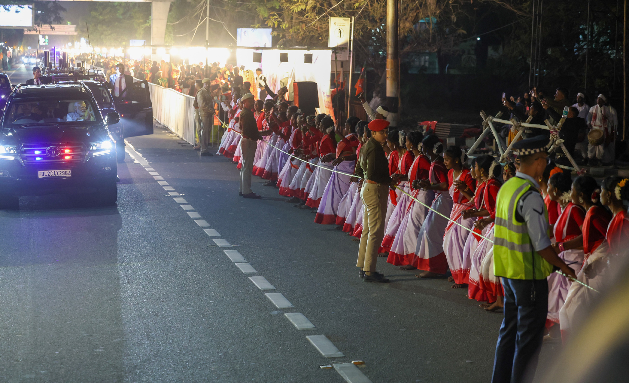 Prime Minister in guwahati, प्रधानमंत्री के गुवाहाटी में विभिन्न परियोजनाओं की शिलान्यास, उद्घाटन और लोकार्पण किया।