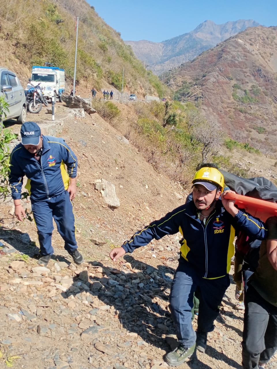 heart breaking accident,पति-पत्नी और बच्चे सहित कार खाई में गिरने से हिमाचल के 6 लोगों की मौत एक गंभीर घायल