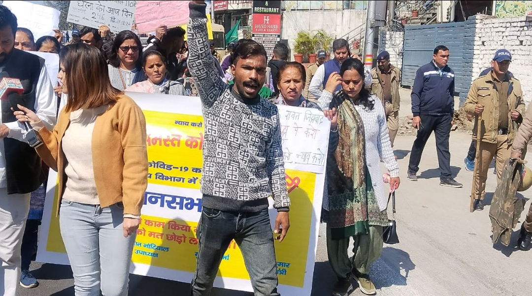 Covid employees, राष्ट्रवादी रीजनल पार्टी के नेतृत्व में कोविड कर्मचारियों का विधानसभा कूच,जमकर किया हंगामा