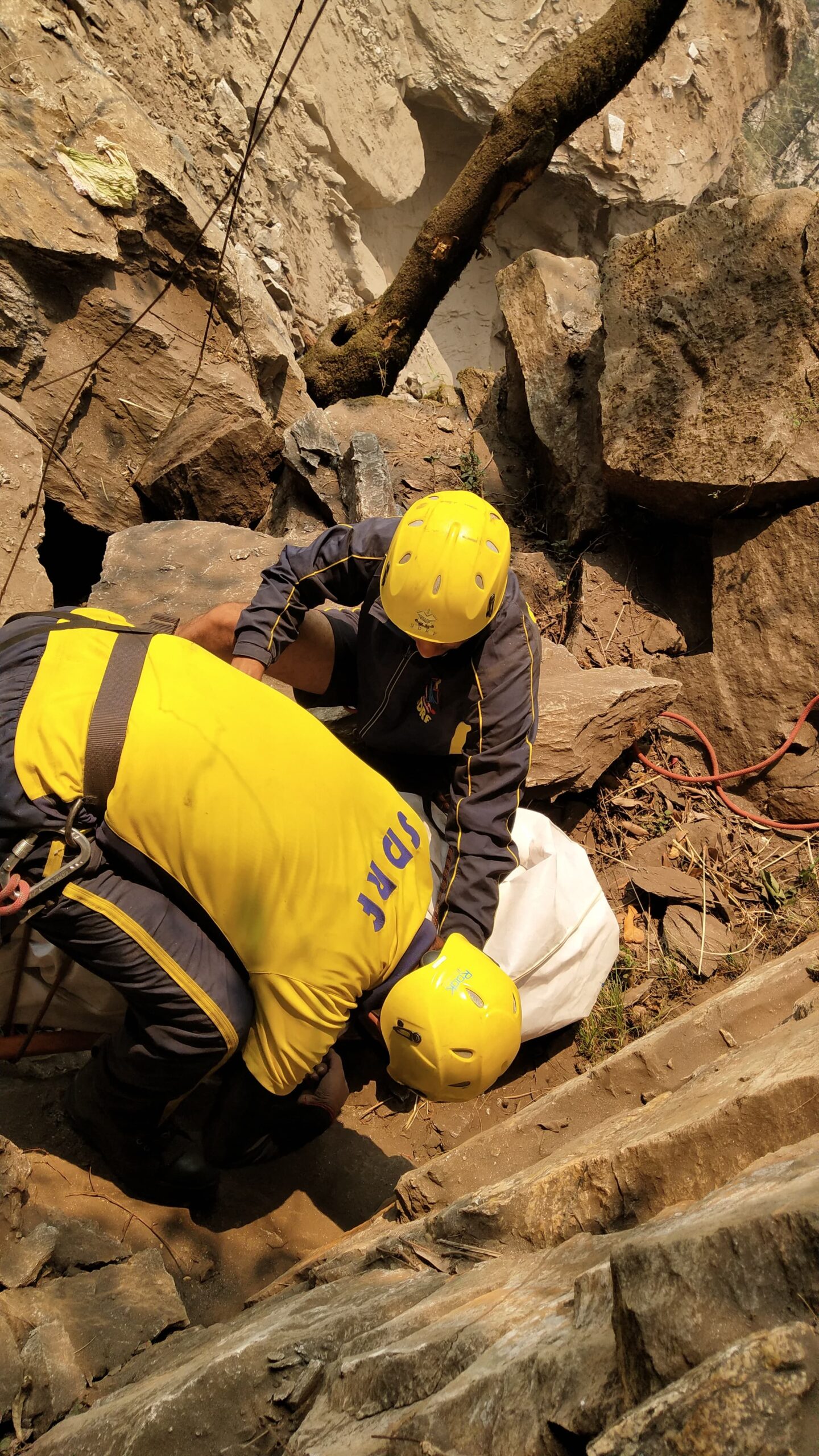 A Pokland driver died, जनपद बागेश्वर,भद्रतुंगा मंदिर के पास पत्थर की चपेट में आने से पोकलैंड चालक खाई में गिरा मौत।