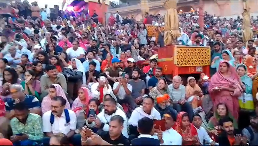  Somvati Amavasya, सोमवती अमावस्या पर हरिद्वार पहुंची भारी भीड़।    Somvati Amavasya,  A huge crowd reached Haridwar on Somvati Amavasya.  श्रद्धालुओं ने प्रातः काल आरती में सम्मिलित हो पवित्र गंगा में डुबकी लगाई।     Somvati Amavasya,सोमवती अमावस्या पर आज हरिद्वार में भारी संख्या में हरकी पैड़ी पहुंच कर श्रद्धालुओं ने प्रातः काल गंगा आरती करने का पुण्य अर्जित किया।   सोमवती अमावस्या पर गंगा की भव्य आरती, के मनोरम पावन अवसर पर श्रद्धालुओं ने भारी भीड़ के बावजूद प्रतिदिन सुबह शाम हरकी पैड़ी की प्रबंधक संस्था श्री गंगा सभा द्वारा की जाने वाली आरती में शिरकत की।    Somvati Amavasya,  सोमवती अमावस्या पर लोगों ने हरिद्वार में हरकी पैड़ी पर पवित्र गंगा में डुबकी लगा कर यथा सामर्थ्य दान-पुण्य किया। चुनावों के बीच सोमवती अमावस, पुलिस और प्रशासन के लिए चुनौतीपूर्ण अवसर है,  सुरक्षा के दृष्टि से  मेला क्षेत्र को 5 सुपर जोन, 16 जोन एवं 39 सेक्टर्स में बांटा गया है, उत्तराखंड पुलिस एडीजी और आईजी भी एक दिन पूर्व हरिद्वार का दौरा कर चुके हैं।  हरिद्वार एसएसपी और अन्य प्रशासन भी मौके पर मौजूद रह कर व्यवस्थाओं कि जायजा ले रहे हैं,Somvati Amavasya.