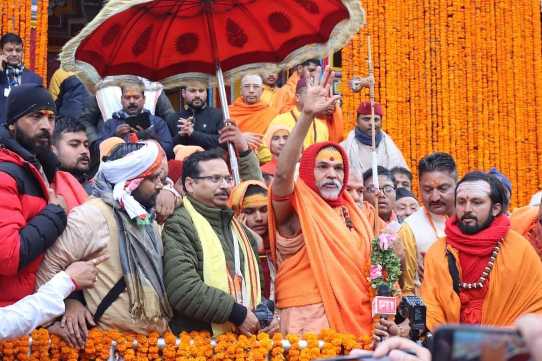 Badrinath Dham, बद्रीनाथ धाम के कपाट, वैदिक विधान और शास्त्रीय मंत्रोच्चारण के बीच खोल दिये गए।