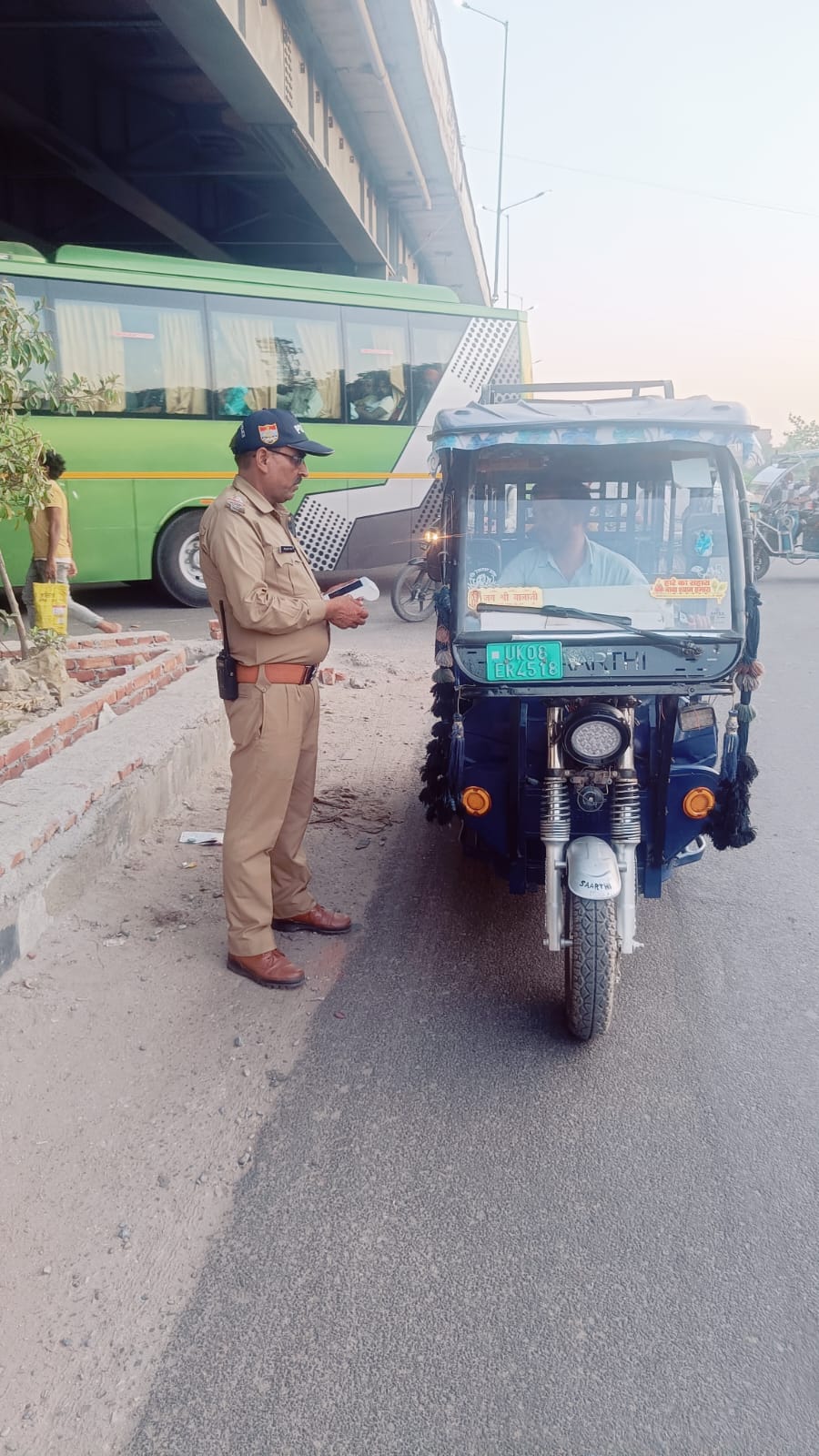 Traffic, वन वे नियम का पालन न करना पड़ा भारी 93 वाहनों का किया चालान।