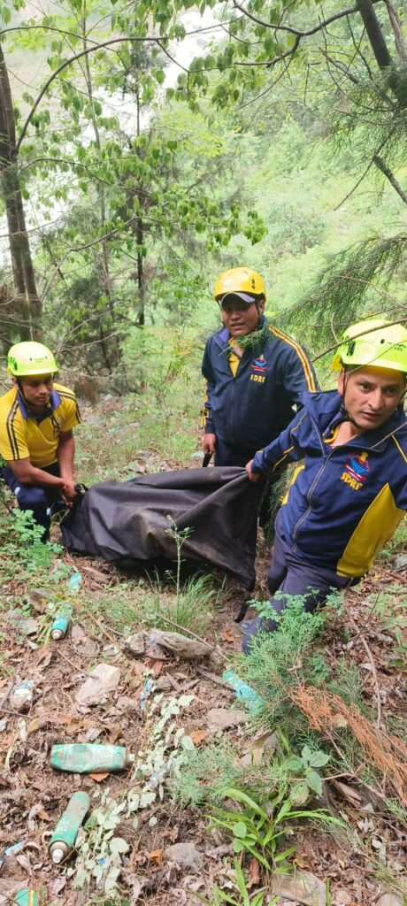 Sad, उत्तरकाशी - गंगनानी मार्ग पर गंगोत्री धाम जा रहे 2 बाइक सवार व्यक्ति खाई में गिरे।