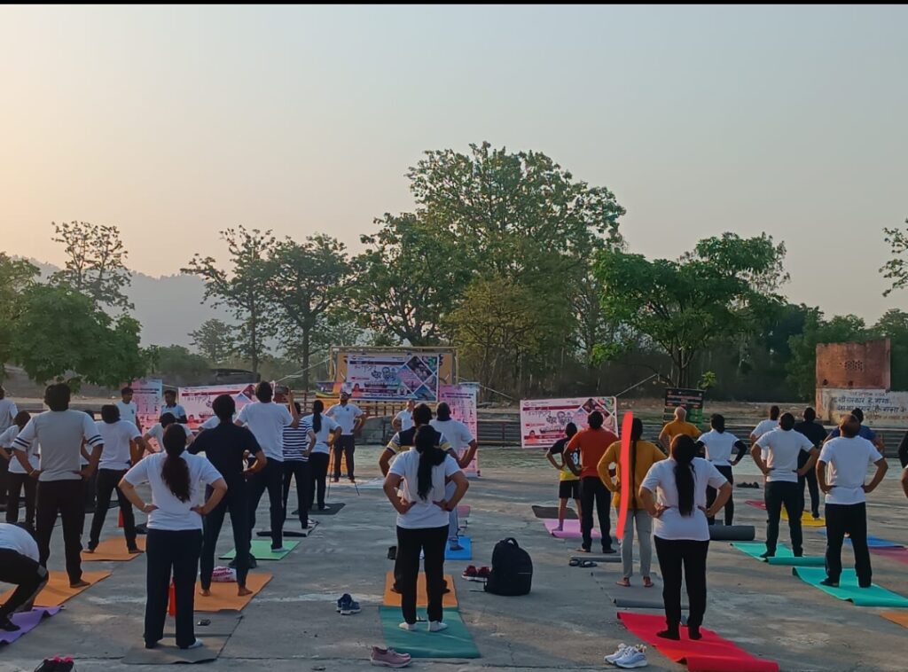 pre-yoga practice ,मां गंगा के तट पर योग के पूर्व अभ्यास एवं लाइव स्ट्रीमिंग का भव्य कार्यक्रम आयोजित