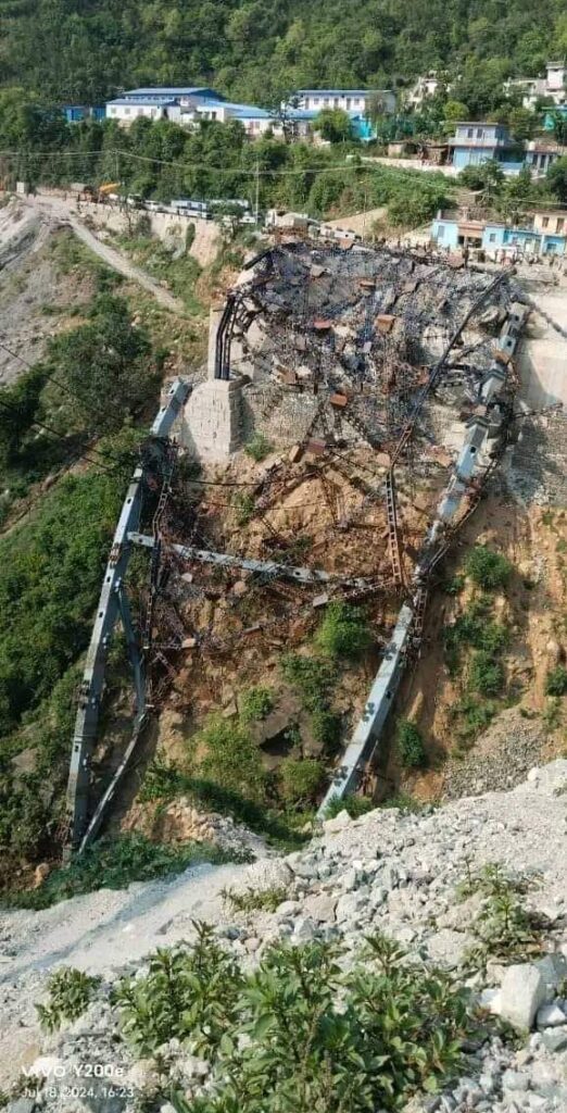 Narkota Bridge was collapses, आलवैदर परियोजना, नरकोटा पुल 2 साल की मेहनत और लागत लेकर दूसरी बार खाक में मिल गया।