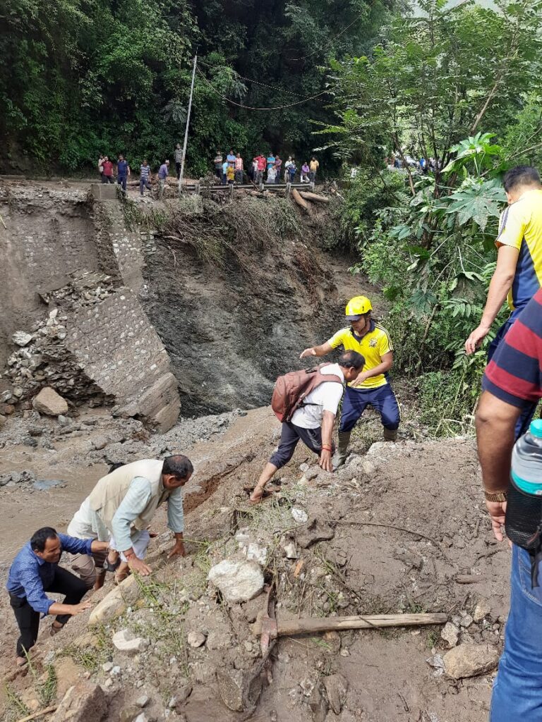 Kedarnath Rescue Update, केदारनाथ रेस्क्यू अपडेटअब तक रेस्क्यू किये गये 1500 यात्री, बचाव अभियान जारी -SDRF की 2 बैकअप रेस्क्यू टीमें हुई रवाना।