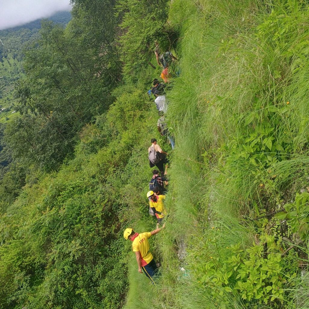 केदारनाथ यात्रा,अभी जगह जगह फंसे यात्रियों को अति दुर्गम रास्तों से पार करा रहा है SDRF