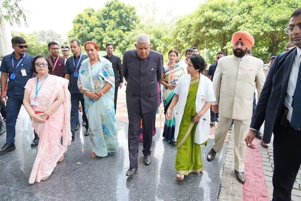 Vice President planted a tree, उपराष्ट्रपति ने लगाया एम्स ऋषिकेश में मां के नाम लगाया पेड़।