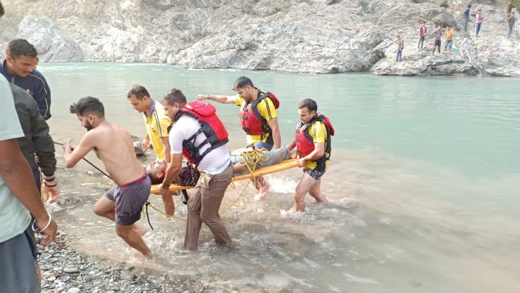 देहरादून- छिबरो पावर हाउस के पास 200 मीटर गहरी खाई में गिरी कार एक की मौत दो घायल