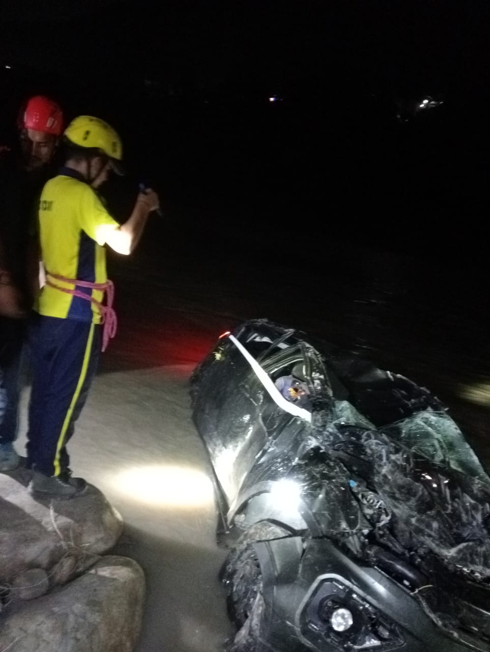 car fell,रुद्रप्रयाग जवाड़ी मार्ग पर कार खाई में गिरी एक लापता एक घायल