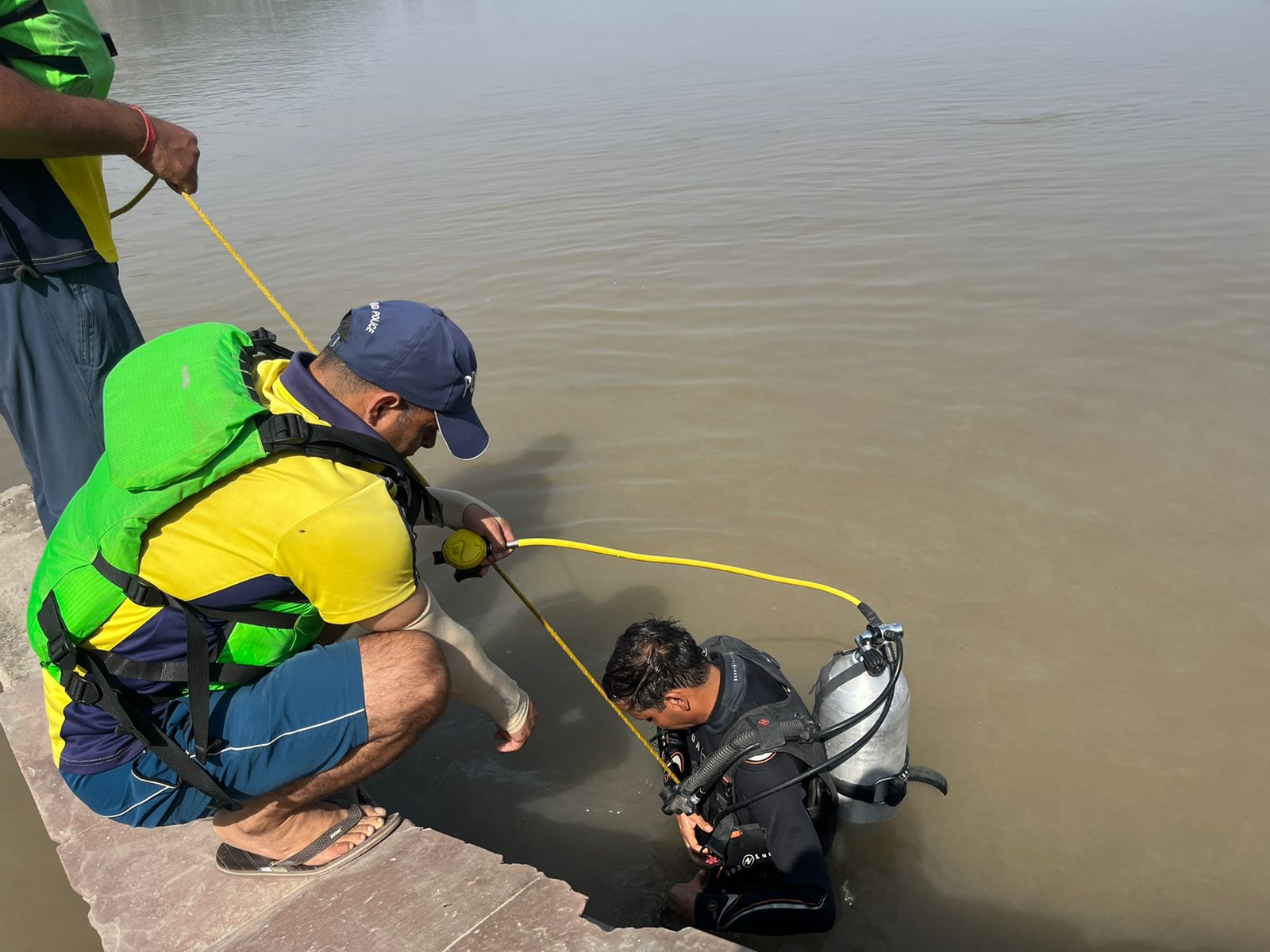 हरिद्वार चण्डी पुल के पास गंगा नदी में डूबा स्थानीय निवासी विमल,2 दिन से था लापता ,  SDRF ने किया शव बरामद।