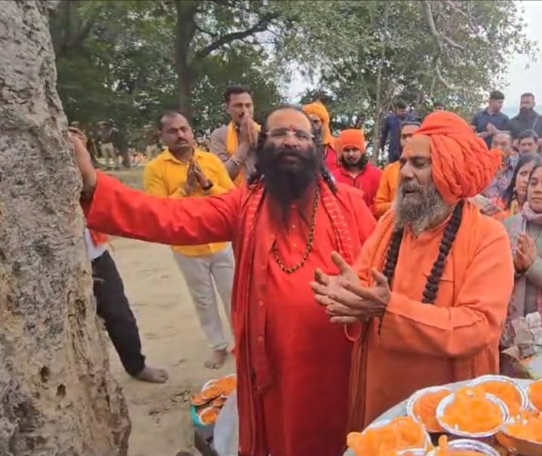 Panchkosi Parikrama,प्रयागराज,पंचकोसी परिक्रमा के दौरान संतों व श्रद्धालुओं ने किया समूद्रकूप एवं कल्पवृक्ष दर्शन-पूजन