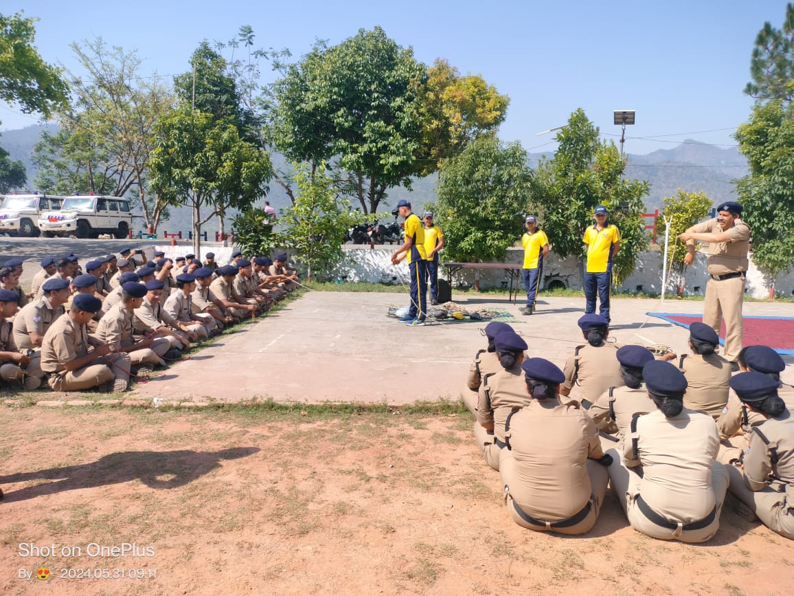 बागेश्वर पुलिस लाइन में SDRF ने कराया रोप रेस्क्यू का अभ्यास।
