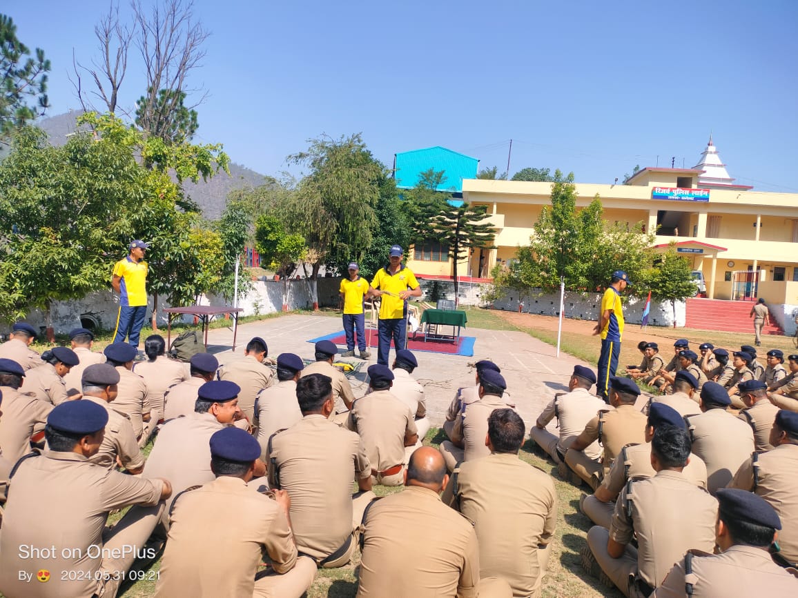 बागेश्वर पुलिस लाइन में SDRF ने कराया रोप रेस्क्यू का अभ्यास।