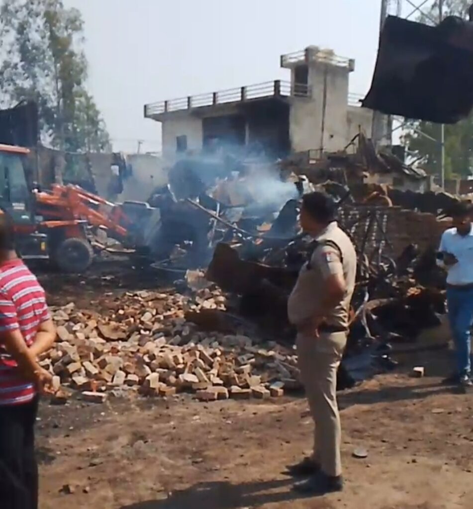 Huge fire broke out, हरिद्वार इब्राहिमपुर स्थित गणपति केमिकल फैक्ट्री में लगी भीषण आग, मालिक सहित 2 की मौत।