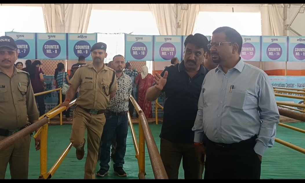 Chardham Yatra, चारधाम यात्रा के लिए हरिद्वार पंजिकरण केंद्र पर 500 यात्रियों ने कराये आफलाइन पंजीकरण।