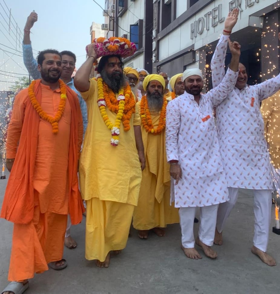 उछली आश्रम में शुरु हुई श्रीमद भागवत कथा श्री महंत विष्णु महाराज ग्रंथ लाते हुए