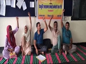 सफाई कर्मचारियों का अनिश्चितकालीन धरना जारी  