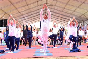 Yoga Day CM Uttrakhand, मुख्यमंत्री ने गैरसैंण में योग गुरु पद्मश्री स्वामी भारत भूषण और 8 देशों के डेलिगेट्स के साथ किया योग।