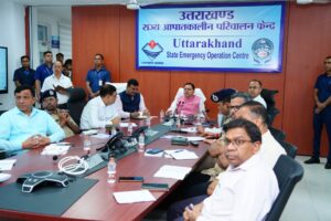 C M Uttarakhand ordered, नदियों और गदेरे के आस-पास तथा आपदा की दृष्टि से संवेदनशील स्थलों पर रह रहे लोगों को सुरक्षित स्थानों पर भेजने के दिये आदेश।