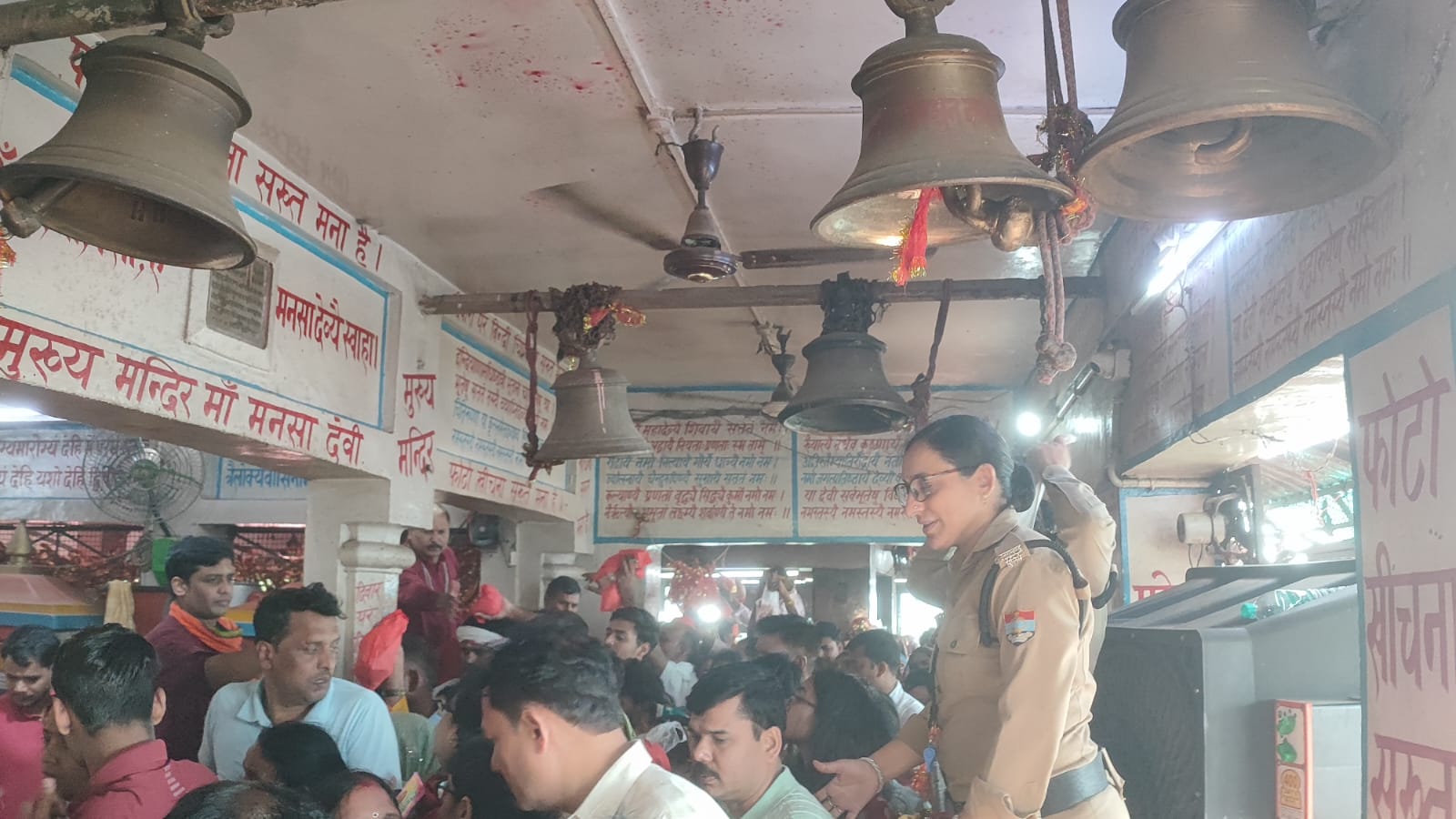 20 lakh people took, 20 लाख लोगों ने गंगा दशहरा स्नान पर पवित्र गंगा में डुबकी लगाई ।