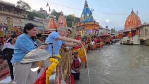 Yoga Day Diplomats and high official’s offar pray ganga, 8 देशों के राजनायिकों और उनके परिवार ने योग दिवस पर हरिद्वार में की गंगा आरती।