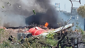 Plane crashes, एयर इंडिया का अहमदाबाद-लंदन यात्री विमान दुर्घटना ग्रस्त, रिहायशी इलाके पर गिरा