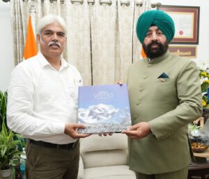 राज्यपाल से मिले भूमेश भारती, सौंपा उत्तराखंड की खूबसूरती से सजा कॉफी टेबल बुक