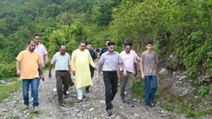 बटोली गांव पहुंचे डीएम, मुख्यमंत्री के निर्देश पर किया आपदा का जायजा