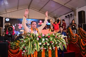 CM washing the feet of Kavadis in Haridwar, मुख्यमंत्री पुष्कर सिंह धामी ने हरिद्वार में कावडियों के पग पखावन कर शिव भक्तों का स्वागत किया।