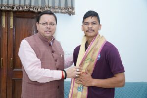 मुख्यमंत्री कैंप कार्यालय में एवरेस्ट विजेता का सम्मान