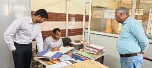 विकास कार्यों की जमीनी हकीकत जानने पहुँचे डीएम मयूर दीक्षित