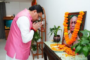मुख्यमंत्री धामी ने पटेल जी की जयन्ती पर उनके चित्र पर श्रद्धा सुमन अर्पित कर श्रद्धांजलि दी