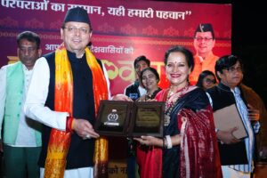 लोकपर्व इगास के शुभ अवसर पर कलाकारों ने मुख्यमंत्री पुष्कर सिंह धामी से की मुलाकात