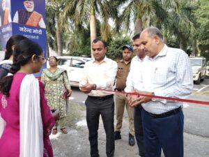 रजत जयंती सप्ताह के अतर्गत ऋषिकुल में आयोजित होने वाले कार्यक्रम का शुभारंभ जिलाधिकारी मयूर दीक्षित द्वारा दीप प्रज्वलित कर किया