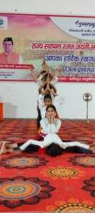 योग शिविर में पतंजलि से योग गुरु स्वामी अभिषेक देव अपने शिष्यों के साथ आए