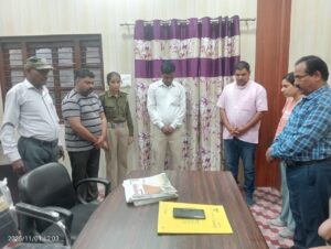 जिला सूचना कार्यालय हरिद्वार में कार्मिकों द्वारा पत्रकार नरेश दीवान शैली की पुत्री के आकस्मिक निधन पर शोक संवेदनाएं व्यक्त करते हुए रखा गया दो मिनट का मौन