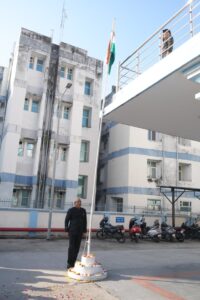 गणतंत्र दिवस के अवसर पर सूचना महानिदेशक ने सूचना भवन परिसर में राष्ट्रीय ध्वज फहराया