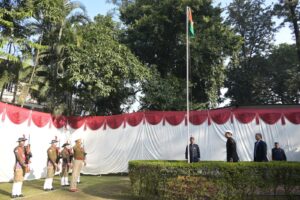 गणतंत्र दिवस पर जिलाधिकारी सविन बंसल ने कलेक्ट्रेट परिसर में किया ध्वजारोहण