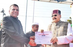 पर्यटन, सांस्कृतिक एवं सिंचाई मंत्री सतपाल महाराज ने इंडियन रेडक्रास चेयरमेन उत्तराखण्ड डॉ. नरेश चौधरी को किया सम्मानित