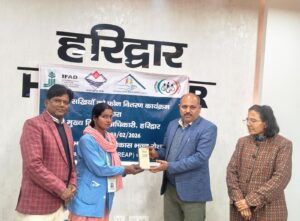 सीडीओ की अध्यक्षता में ग्रामोत्थान (रीप) परियोजना की समीक्षा बैठक सम्पन्न, पशु सखियों को मोबाइल फोन वितरित